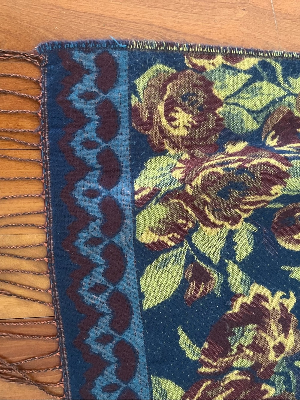STUNNING vintage cape/ scarf resealable with tassels - Picture 5 of 6